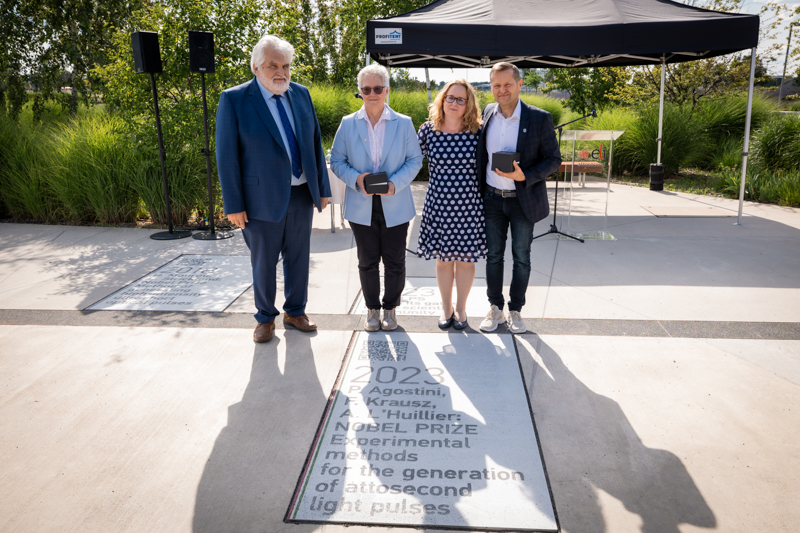 Szabó Gábor, Anne L’Huillier, Varjú Katalin és Krausz Ferenc az új mérföldkő előtt.